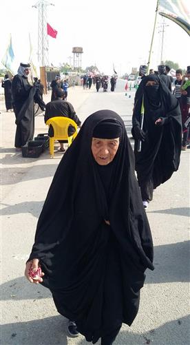 An old woman walking on the path of al-Hussayn (peace be upon him) like if she was in the beginning of her youth.